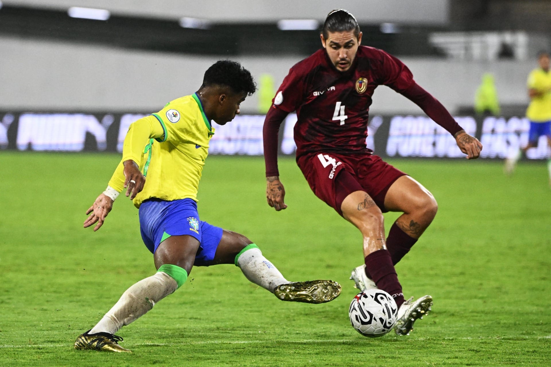 Brasil faz gol no fim, derrota Venezuela e fica mais perto da Olimpíada