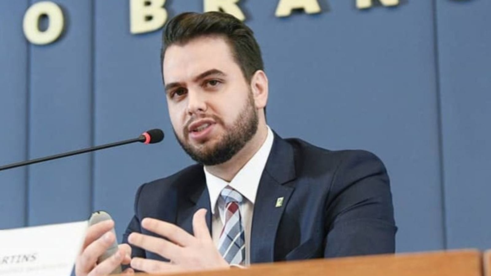 Em carta, Filipe Martins pede que Moraes reconsidere destituição de seus advogados