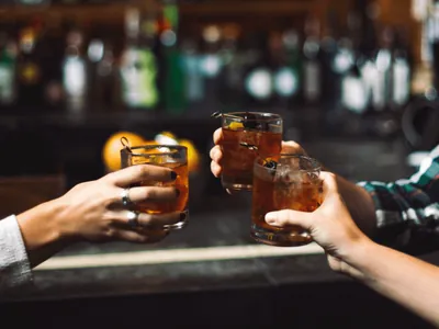 Quais bebidas causam mais ressaca? Médica explica o que pode piorar os sintomas