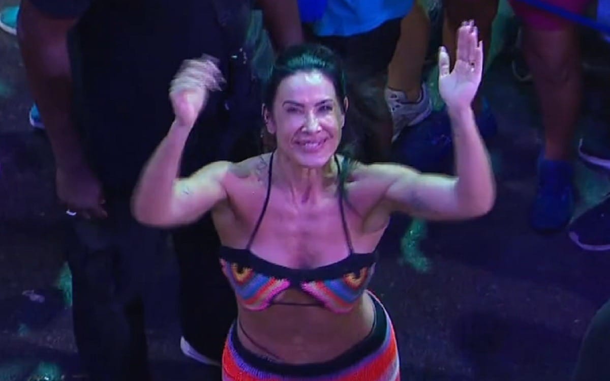 Scheila Carvalho quebra tudo ao som de “Perna Bamba” na pipoca do Parangolé