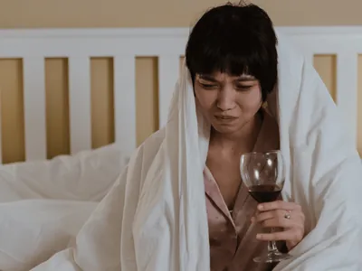 Beber mais álcool cura a ressaca? Médica responde dúvida