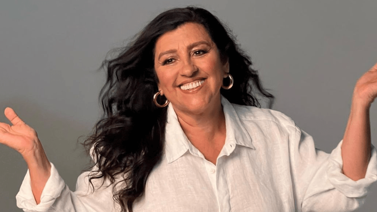 Regina Casé confessa fanatismo por Alcione na Sapucaí: "Tão fã que atrapalha"