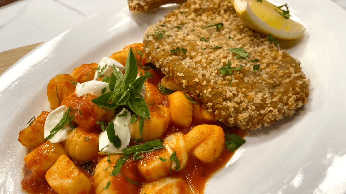 Nhoque ao molho de tomate fresco e bisteca bovina empanada | Band Receitas