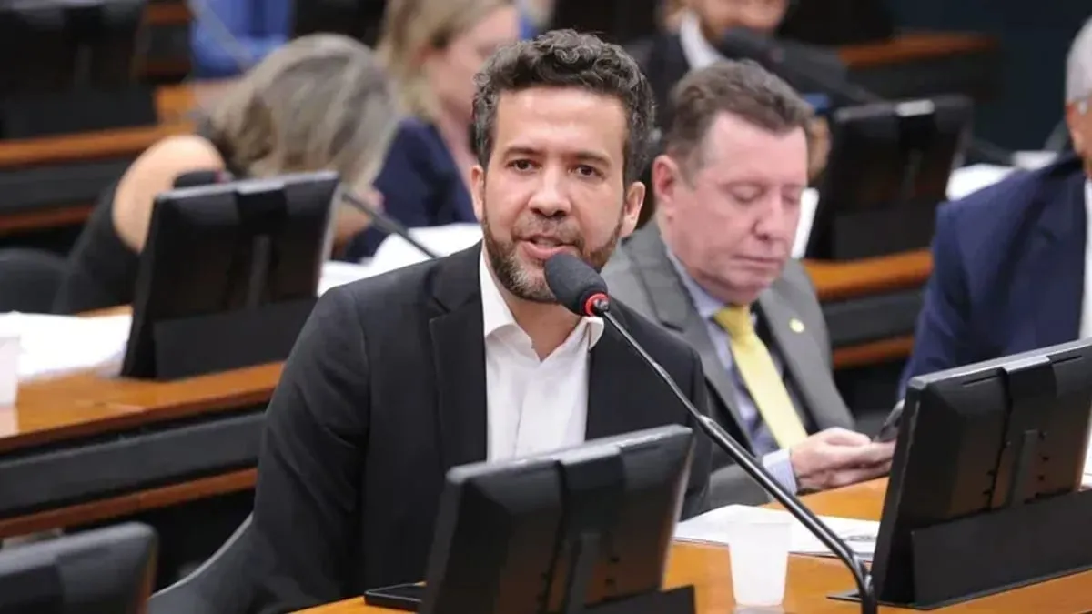 Janones sobre volta de canal pró-Lula: "Ninguém cala a voz de um povo unido"