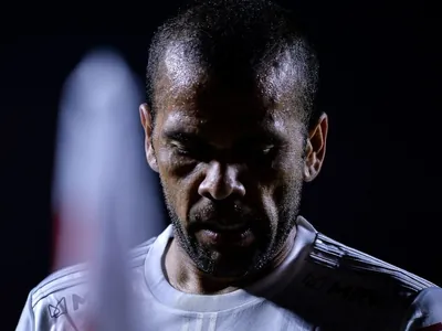 Daniel Alves é convocado para ir ao tribunal em Barcelona