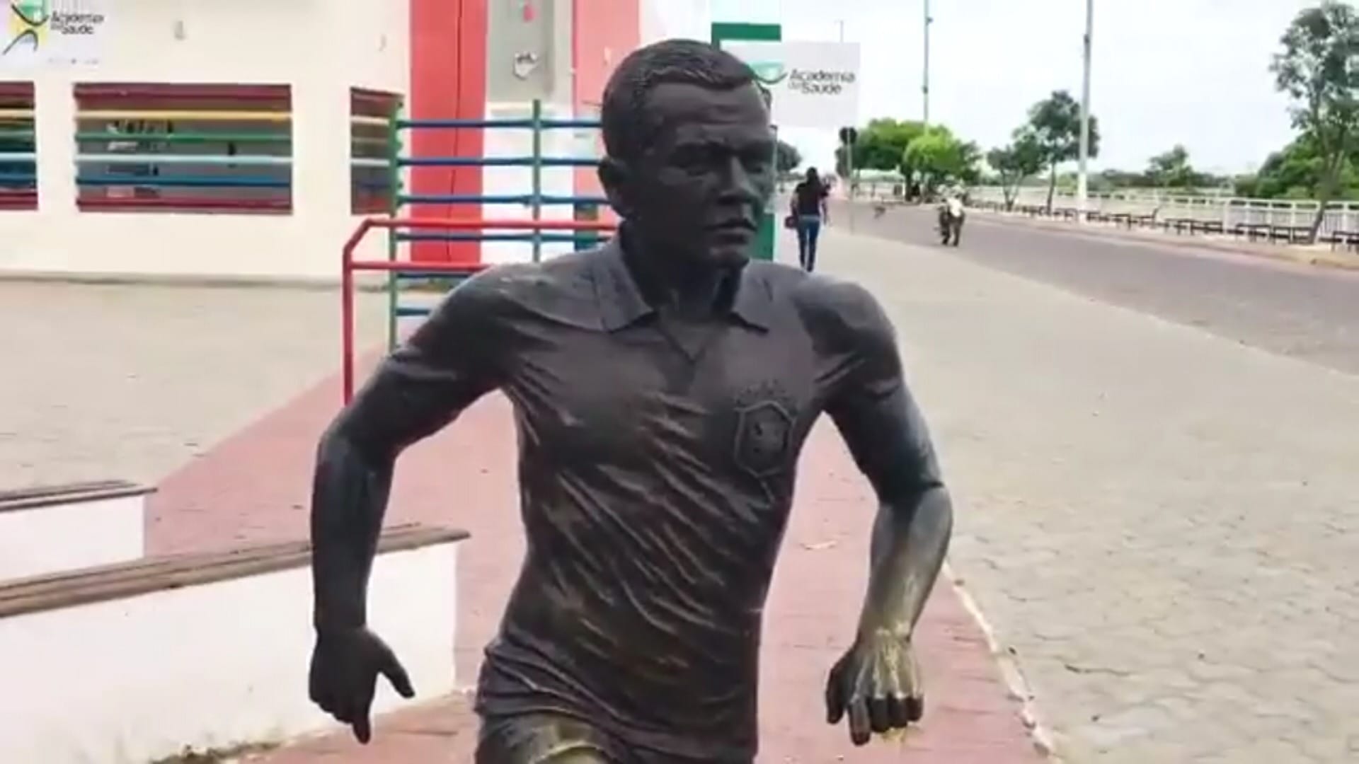 Estátua de Daniel Alves será removida de Juazeiro (BA)