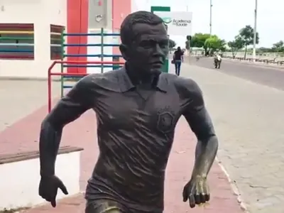 Estátua de Daniel Alves será removida de Juazeiro (BA)