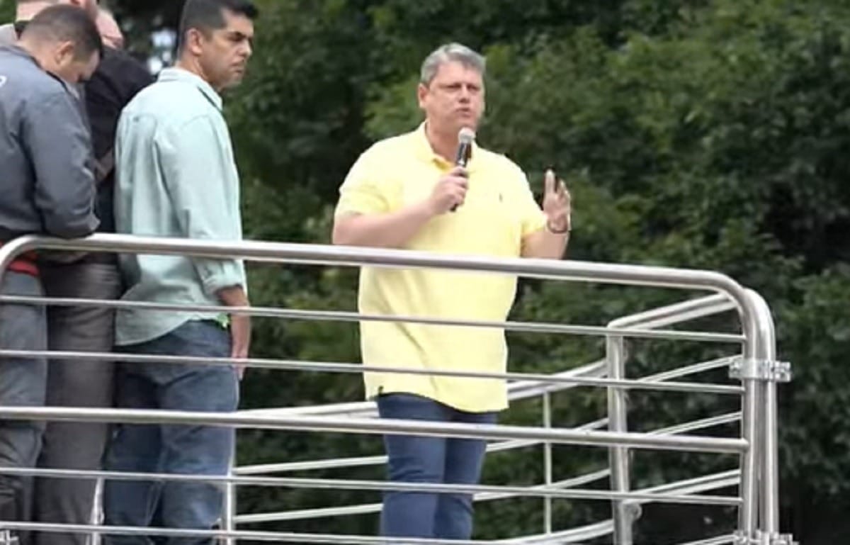 Tarcísio fala em “reconciliação” e evita fazer discurso político durante Marcha para Jesus