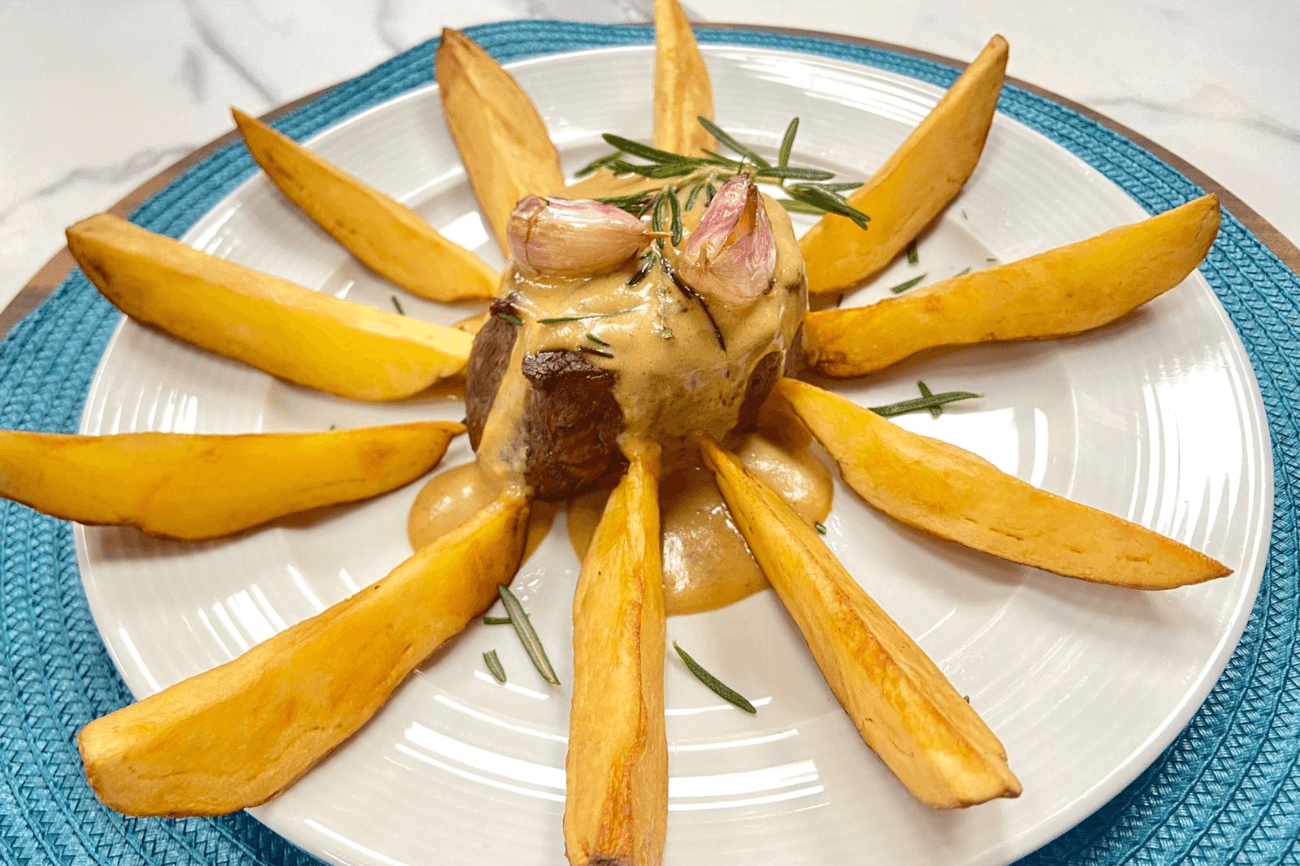 Filé mignon ao molho de conhaque com batata rústica | Band Receitas