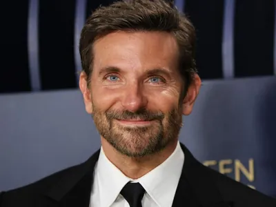 Bradley Cooper anda pelado em casa; veja outros famosos que também fazem isso