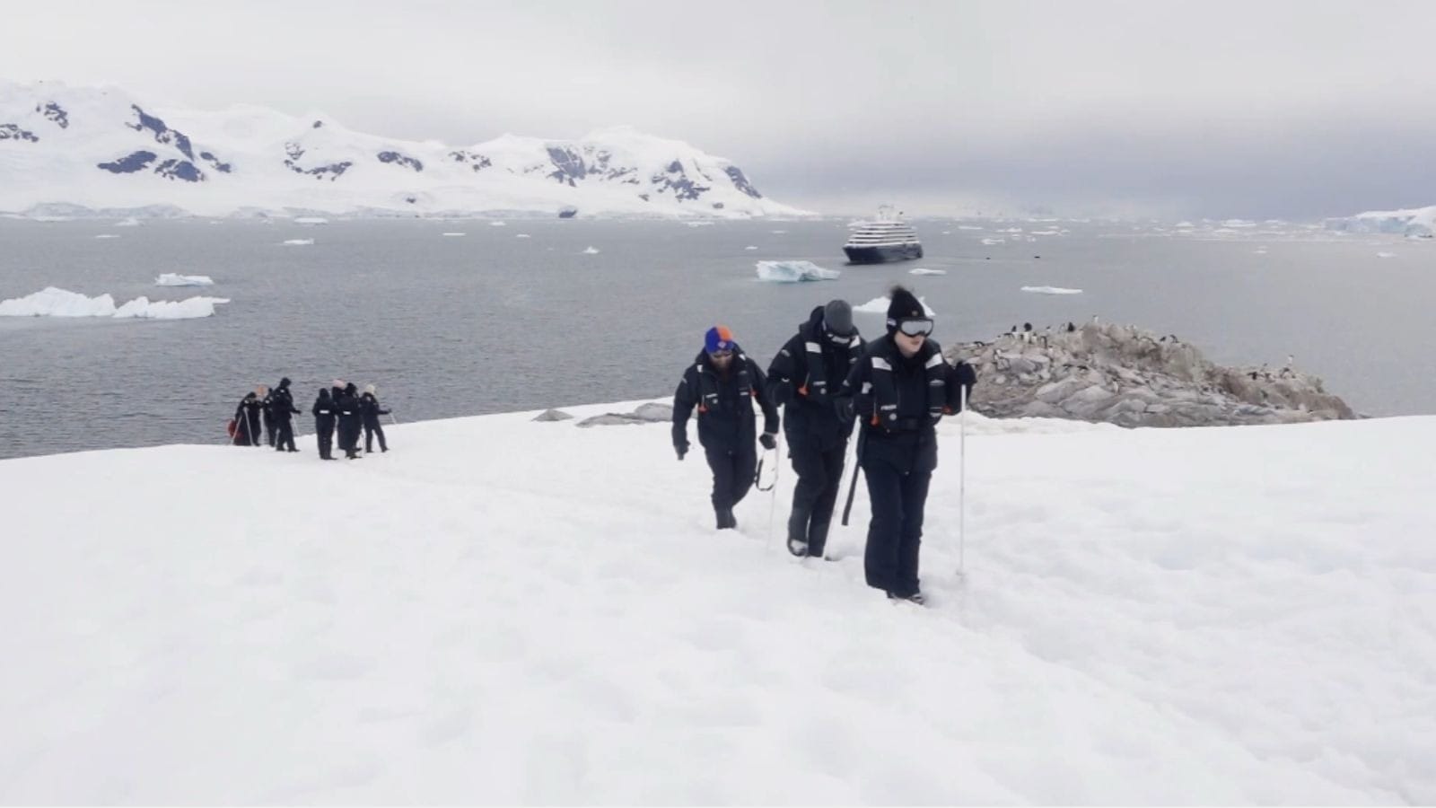 Icebergs, sobrevoo de helicóptero e até museu: uma expedição na Antártica