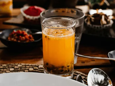 Suco de maracujá realmente acalma? Nutricionista explica os benefícios da fruta