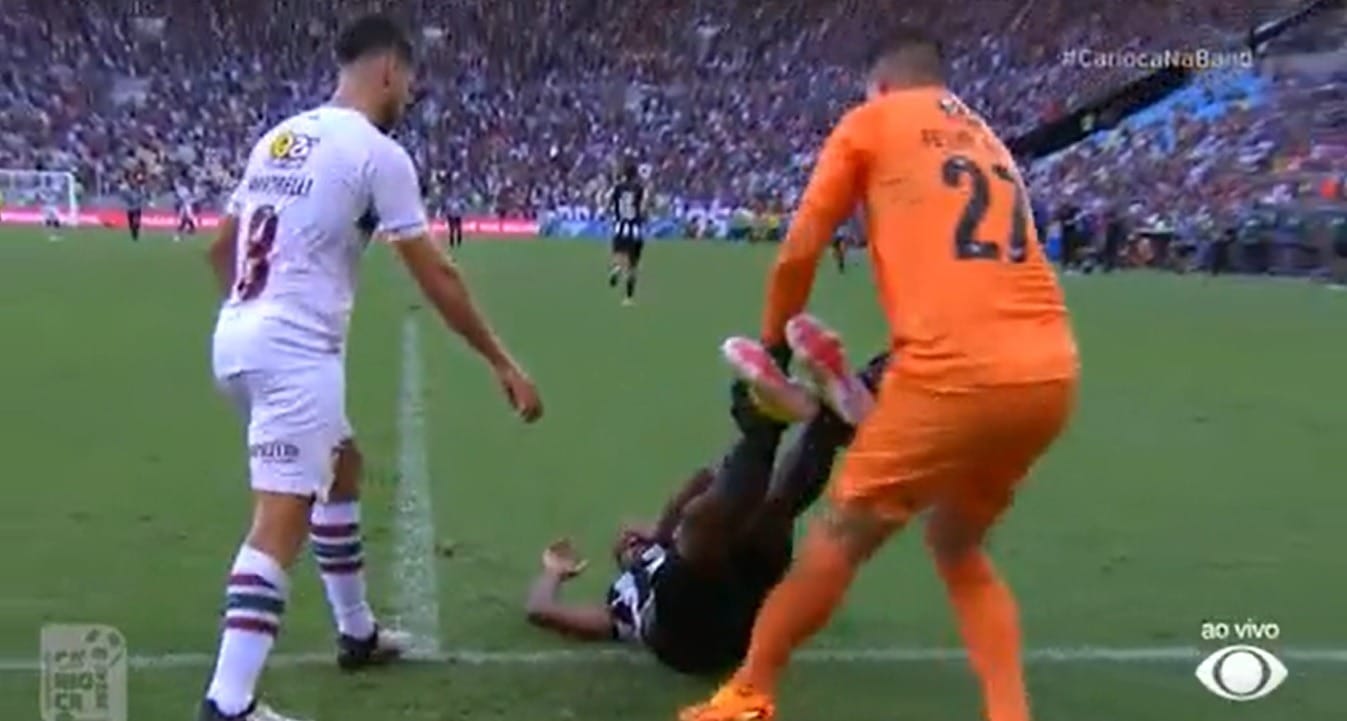 Viralizou: jogador do Botafogo é arrastado para dentro e fora do campo por cera