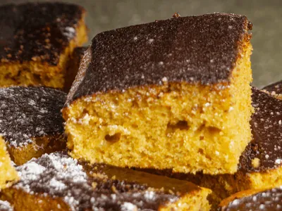 Bolo de cenoura vapt-vupt da Carole Crema é bem fofinho e chocolatudo