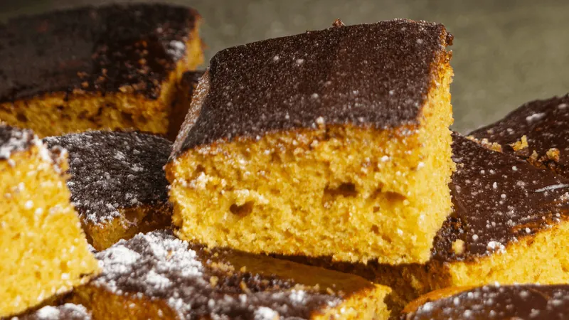 Bolo de cenoura vapt-vupt da Carole Crema é bem fofinho e chocolatudo