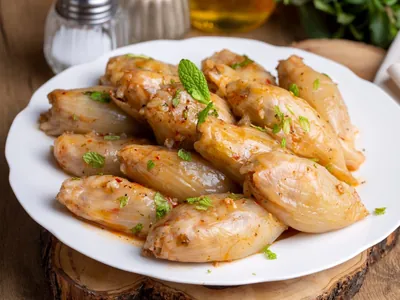 Cebola recheada pode ser feita na airfryer e acompanha qualquer carne; aprenda