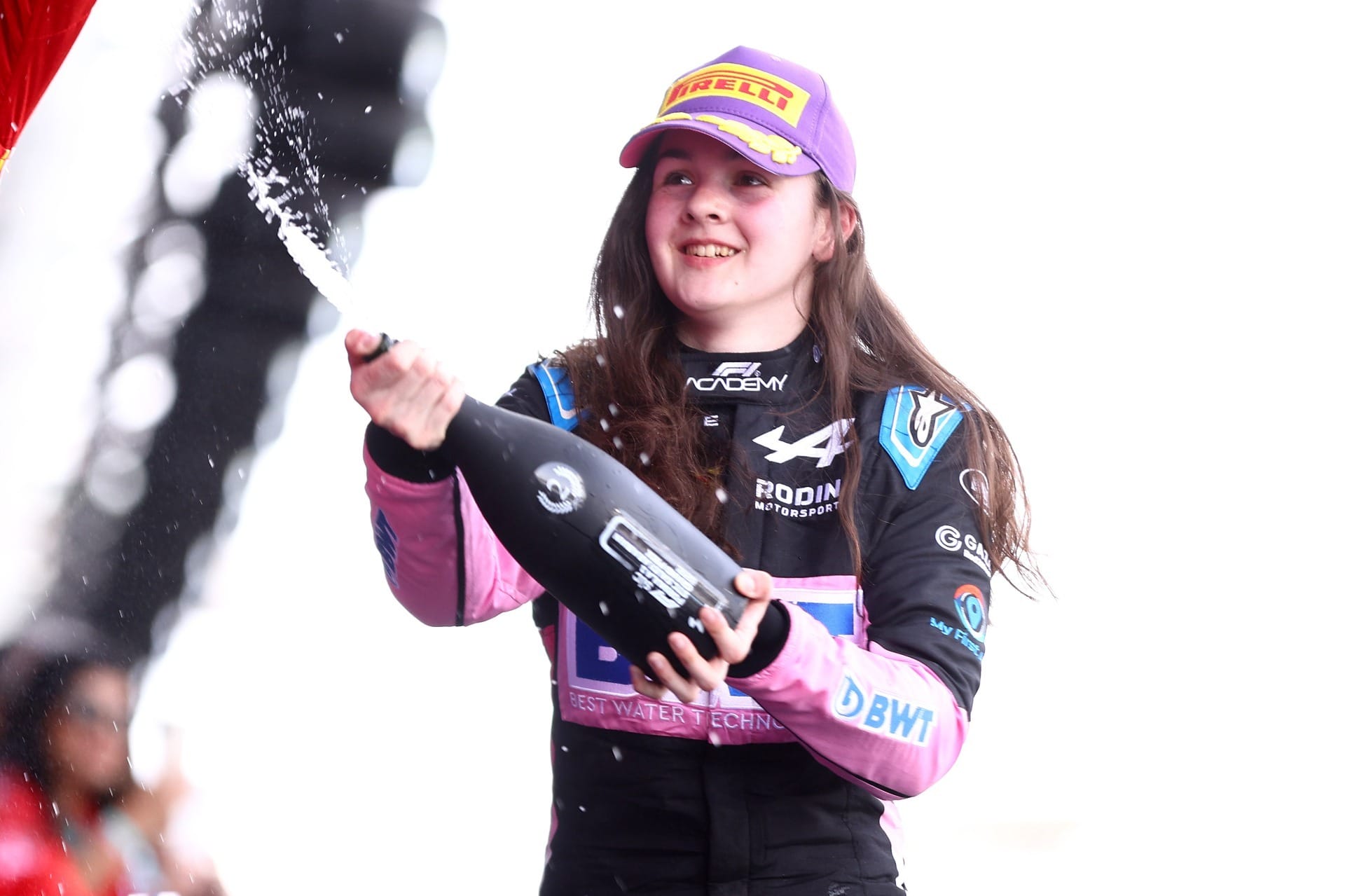 Abbi Pulling herda vitória em Jedá e assume liderança da F1 Academy