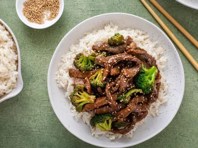 Carne com brócolis é almoço prático e tem pinta de prato de restaurante oriental