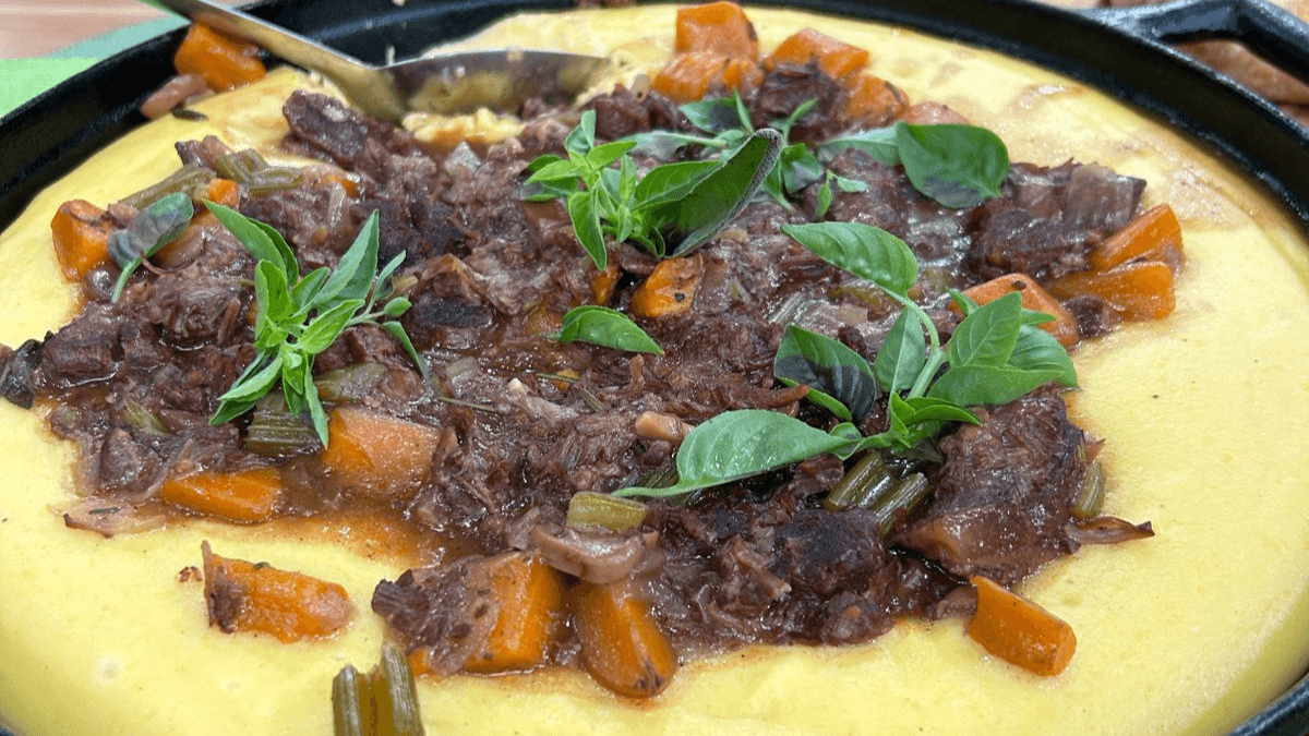 Bochecha de boi com polenta cremosa | Band Receitas