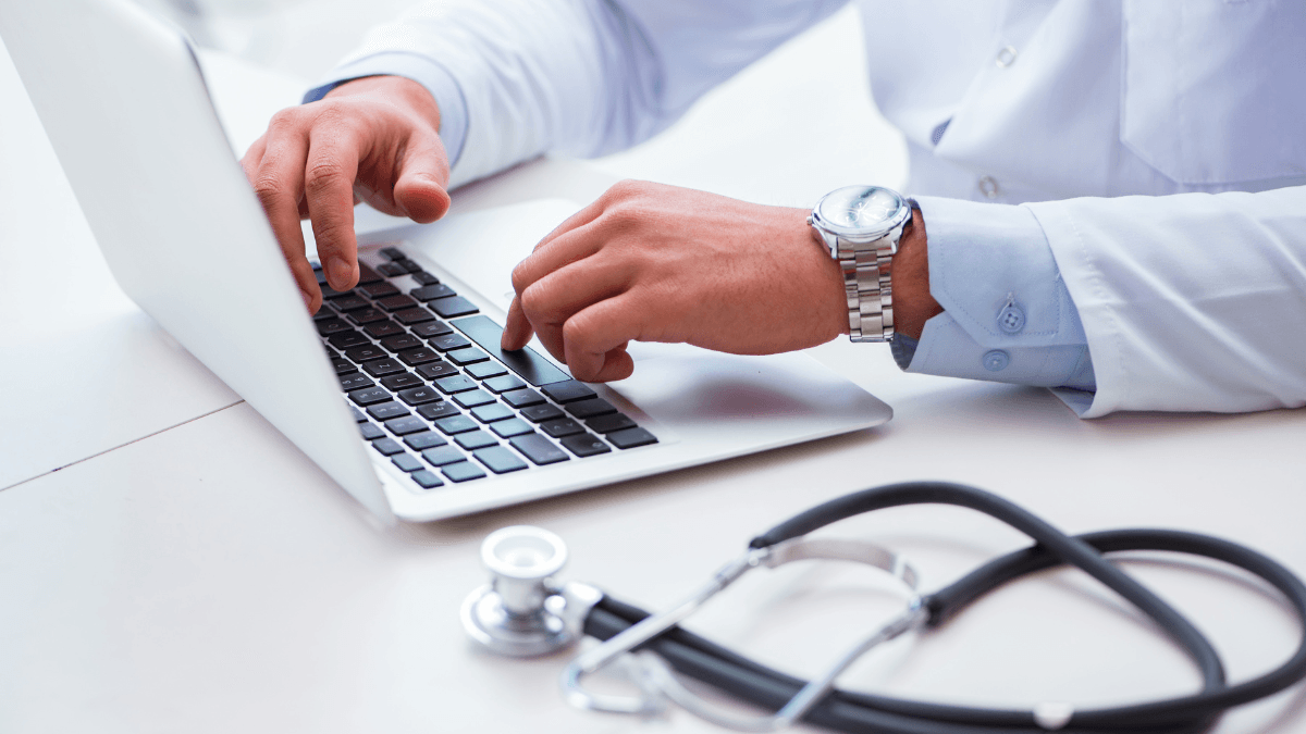 Mais de 100 cursos de Medicina reprovam no Enamed e sofrem punições severas