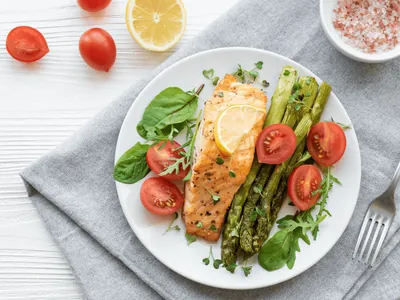 Salmão e iscas de peixe: receitas fáceis de Rodrigo Oliveira para a Páscoa