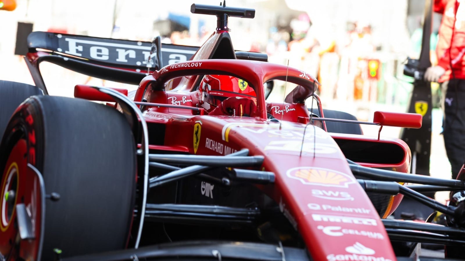 Leclerc desbanca Verstappen no fim e lidera terceiro treino do GP da Austrália