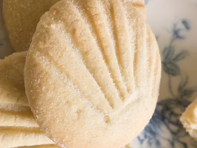 À moda antiga: biscoitinhos de coco amanteigados lembram tardes na casa da vovó