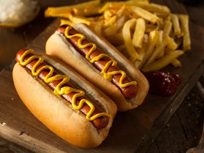 Com abacate, frito, na batata: saiba como é o cachorro-quente de outros países