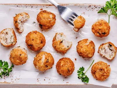 Bolinho de bacalhau crocante e sequinho sem gastar muito; chef entrega receita