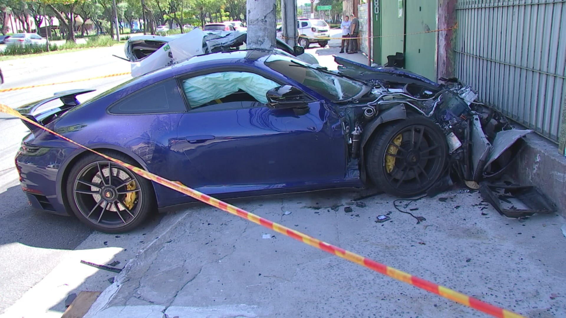 A Porsche de Fernando ficou destruída após a colisão (Foto: Reprodução)