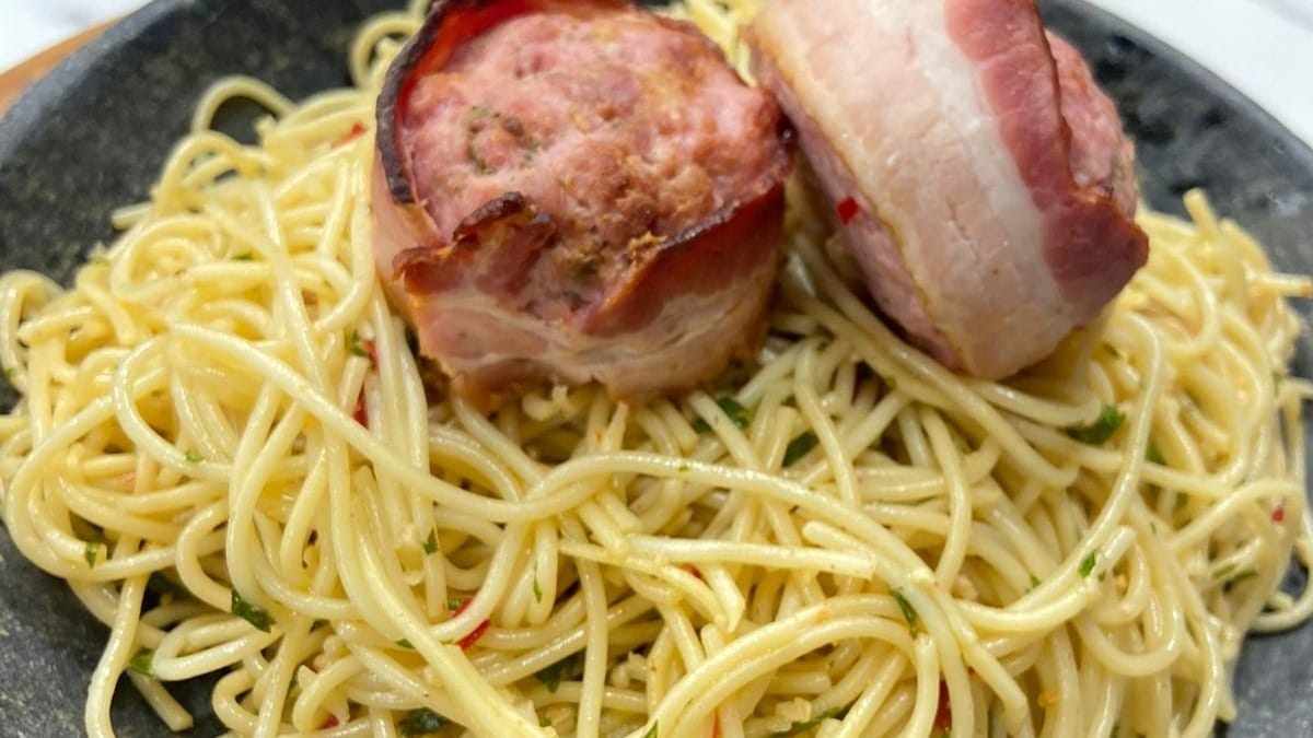 Macarrão alho e óleo com medalhão de linguiça | Band Receitas