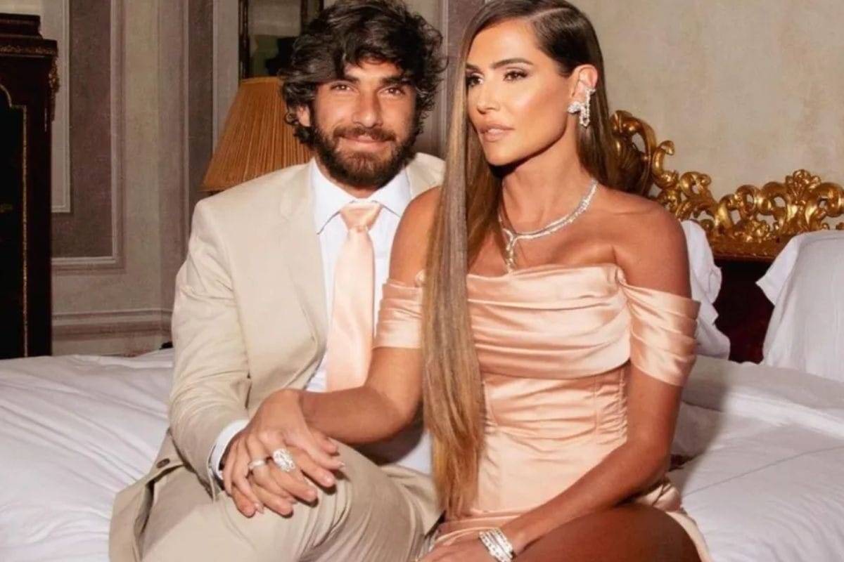 Deborah Secco explica silêncio sobre separação e relembra trauma com o pai