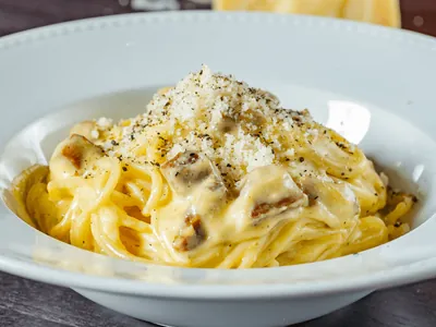 Macarrão à carbonara original não tem creme de leite; aprenda receita de chef