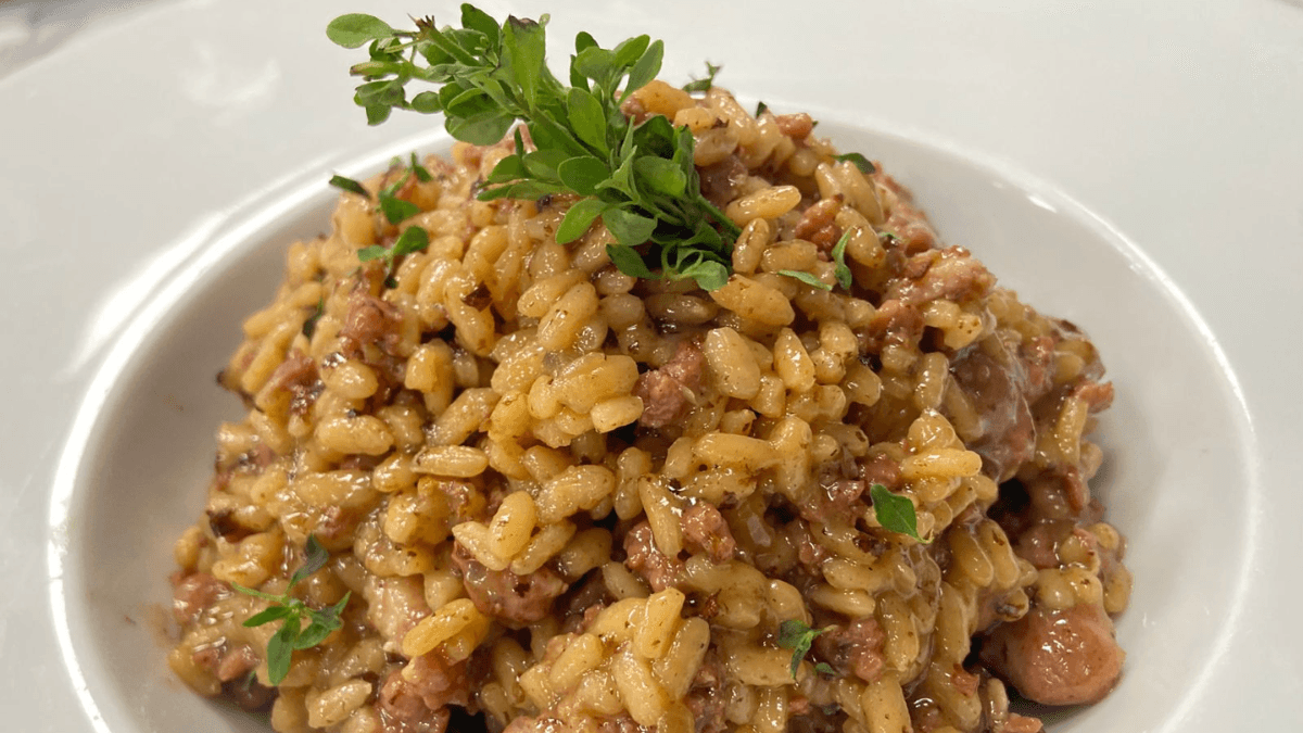 Risoto com vinho tinto e linguiça toscana | Band Receitas