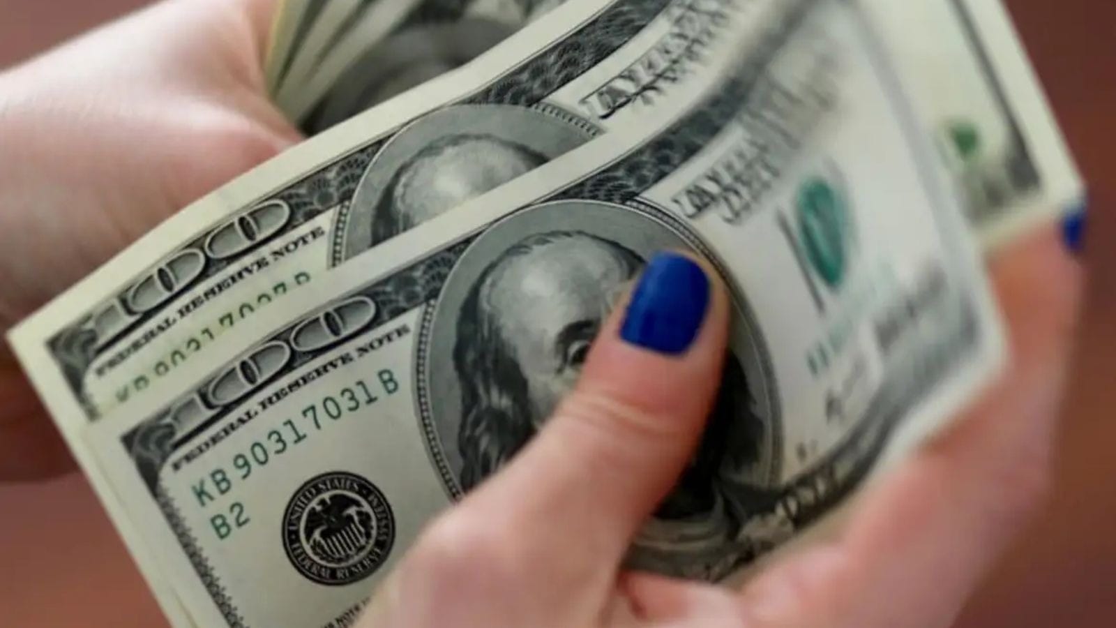 Dólar sobe com tarifas de Trump no radar, mas fica abaixo de R$ 5,55