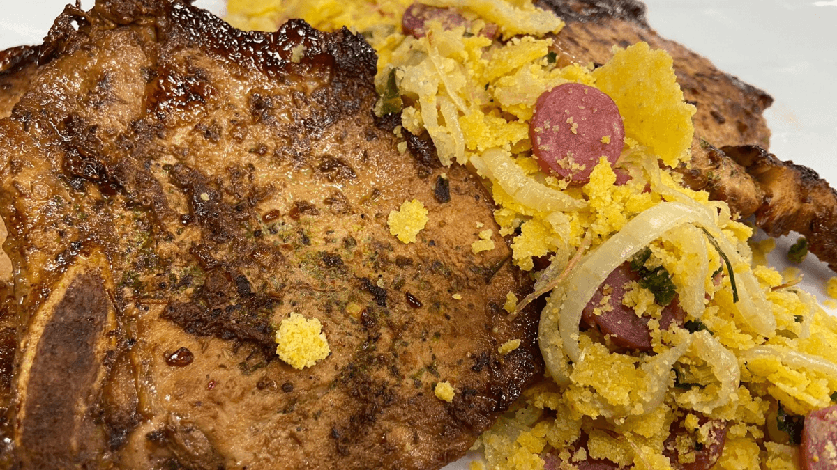 Bisteca na cachaça com farofa de milho | Band Receitas
