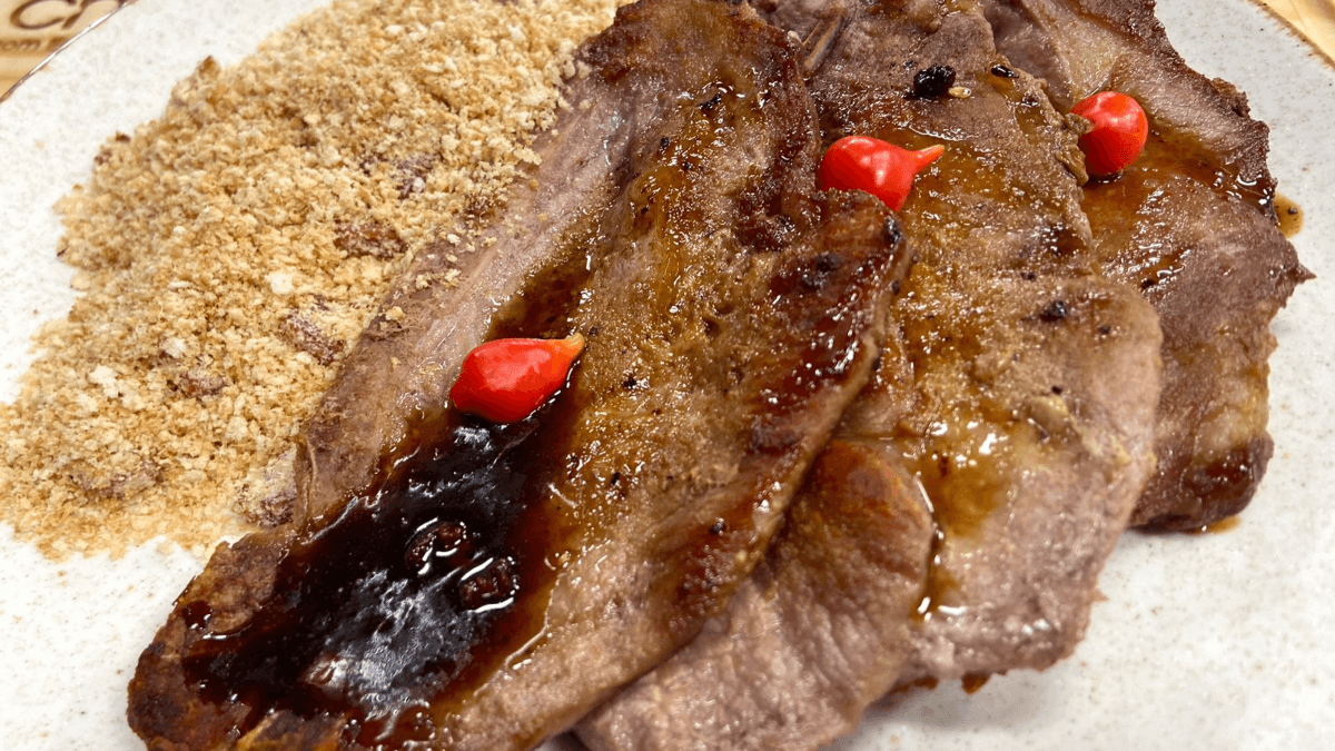 Bisteca suína ao molho de limão siciliano e mel com farofa de bacon | Band Receitas