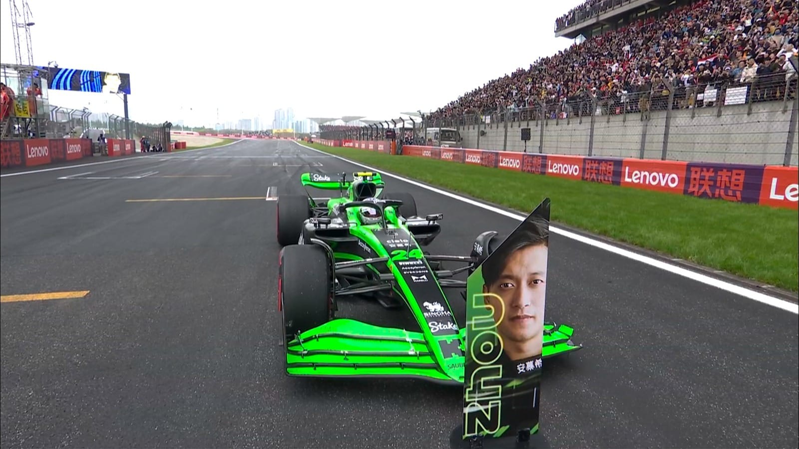 Guanyu Zhou ganha 'festa de pódio' no GP da China e se emociona com público