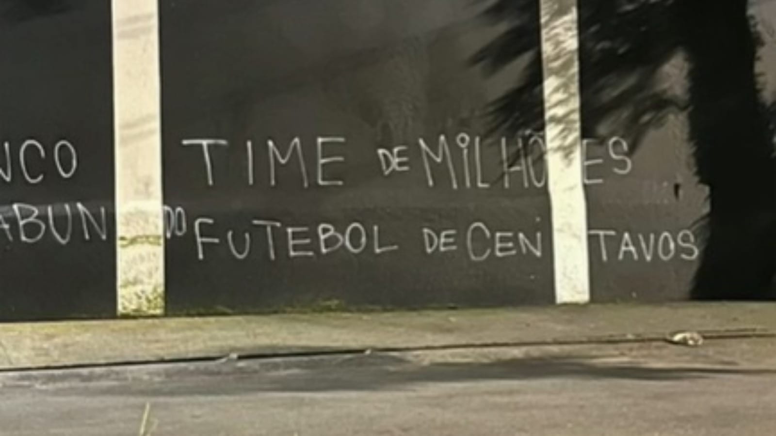 Parque São Jorge tem muros pichados após derrota do Corinthians na Argentina