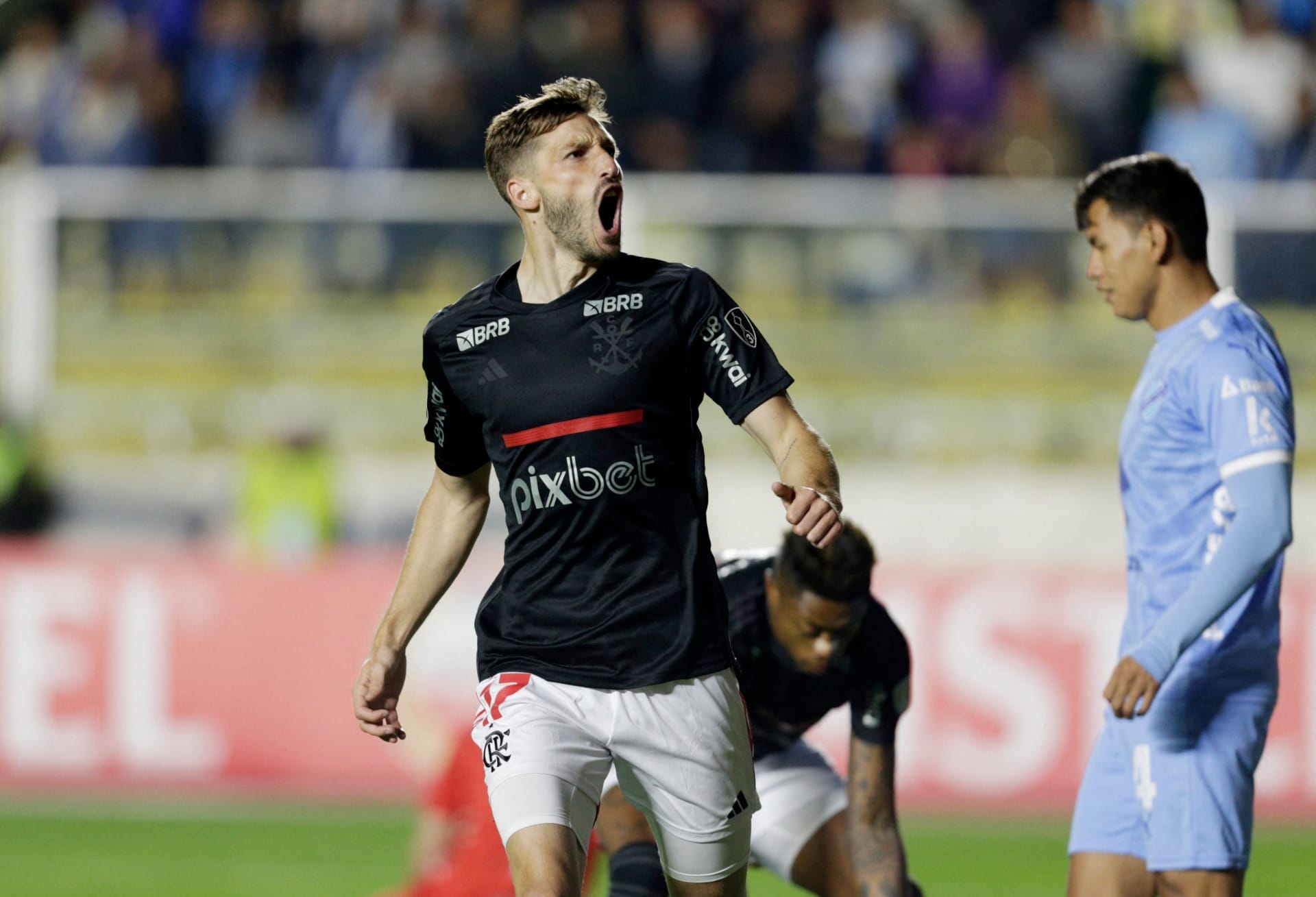 Flamengo libera lateral Viña para acerto com o River Plate por empréstimo
