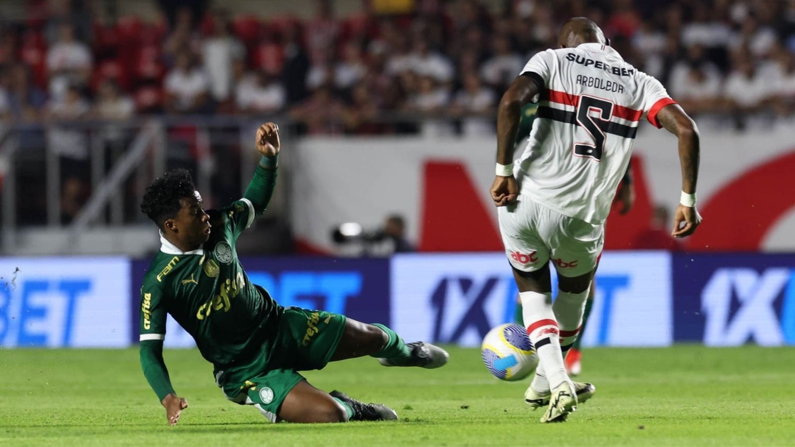 Endrick merecia ser expulso? Cappellanes alerta para jogadas duras do atacante