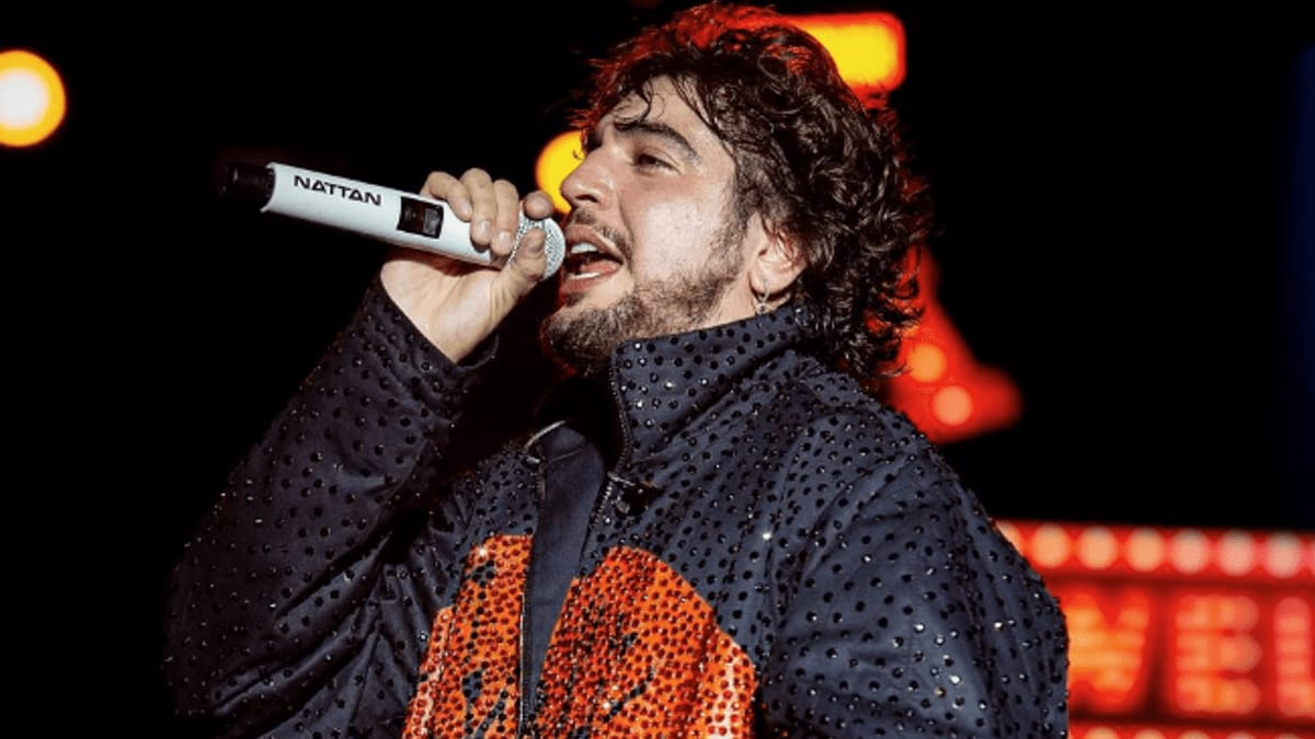 Cantor Nattanzinho leva mordida de fã durante show; assista