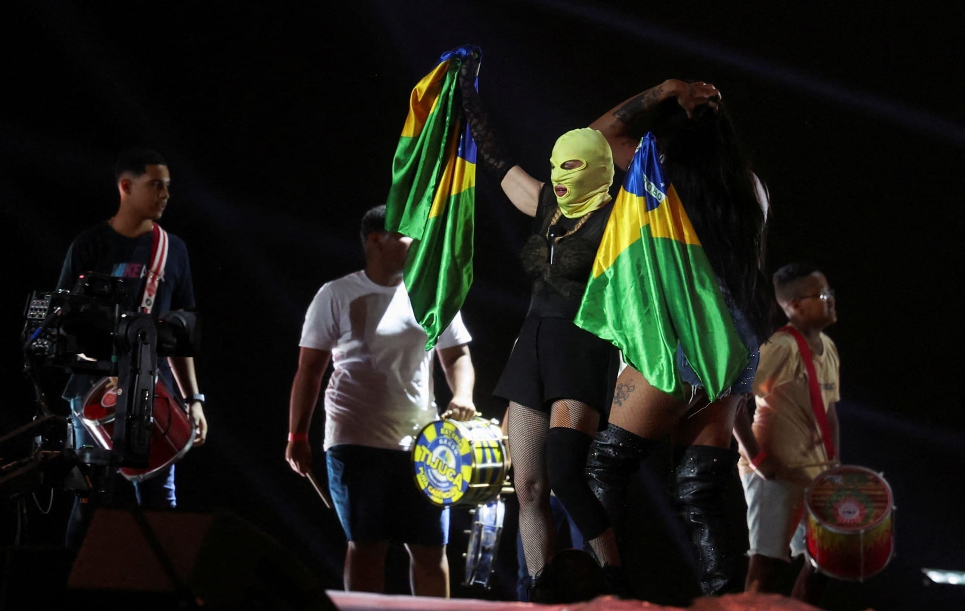 Madonna divulga vídeo de bastidores do show em Copacabana: 'Experiência inesquecível'