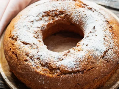 Bolo de goiabada simples e fofinho fica ainda mais gostoso com castanha-do-Pará
