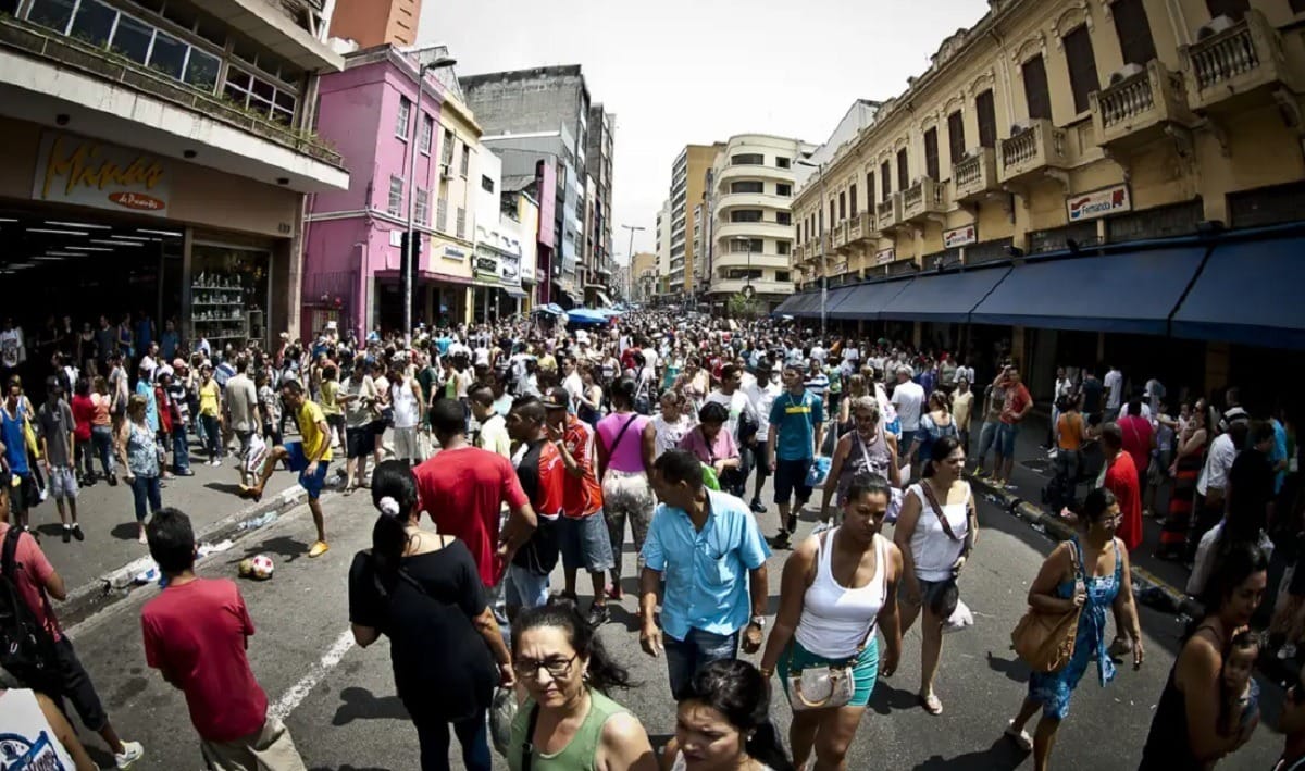 IBGE: População brasileira cresce 0,37% e chega a 214,2 milhões em 2026