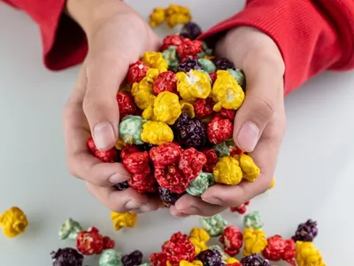 Pipoca colorida e salgada: receita diferente vai conquistar as crianças