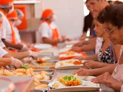 Bom Prato serve almoço especial&nbsp;de Ano&nbsp;Novo a R$ 1 nesta quarta-feira (31)