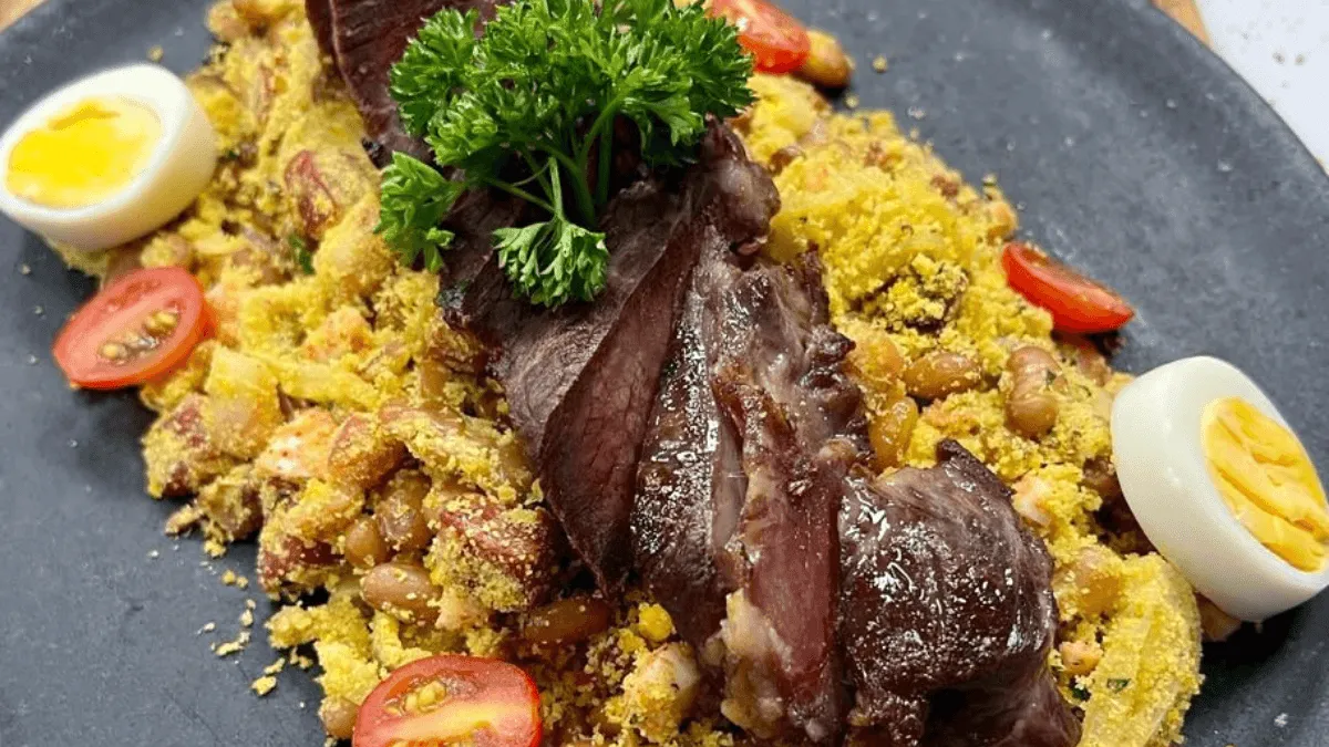 Feijão-tropeiro com bife de carne de sol | Band Receitas