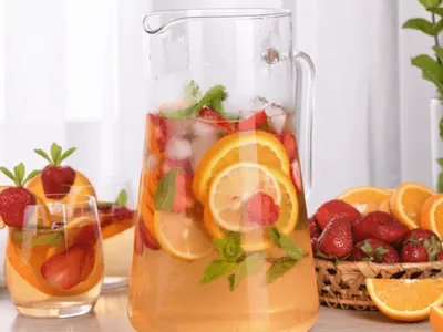 Sangria refrescante: chef Rodrigo Oliveira ensina drink sem álcool