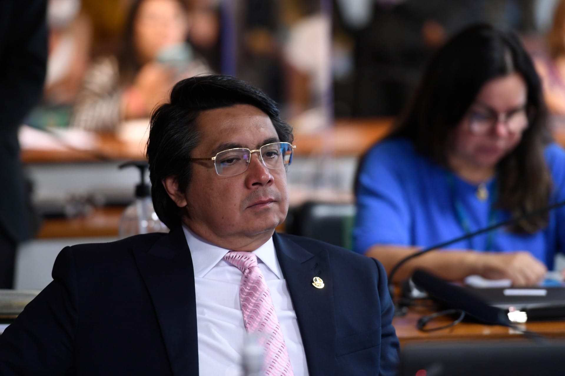 Confira momento em que senador com CNH vencida tenta dar carteirada